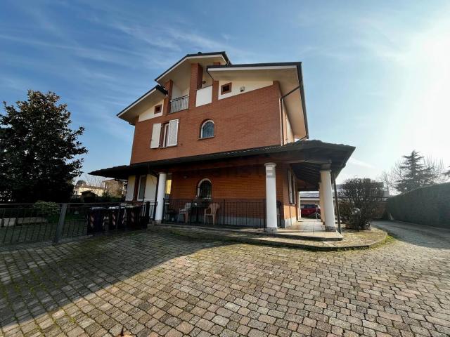 Villetta bifamiliare in vendita di 400 m² in Via Papa Giovanni XXIII