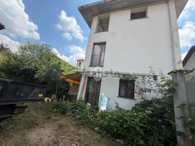 Villetta bifamiliare in vendita di 400 m² in Via Pinerolo, 12
