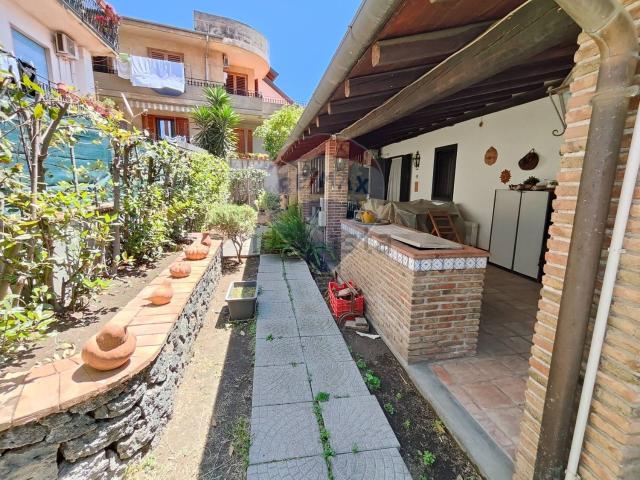 Villetta bifamiliare in vendita di 400 m² in Via Poggio del Lupo, 123