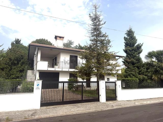 Villetta bifamiliare in vendita di 400 m² in Via Sante Innocente