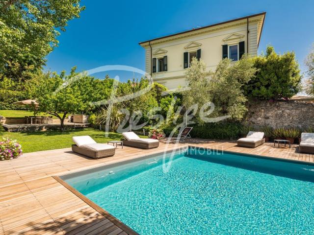 Villetta bifamiliare in vendita di 400 m² in Via San Francesco d&apos Assisi, 7