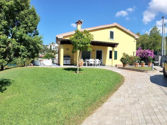 Villetta bifamiliare in vendita di 400 m²