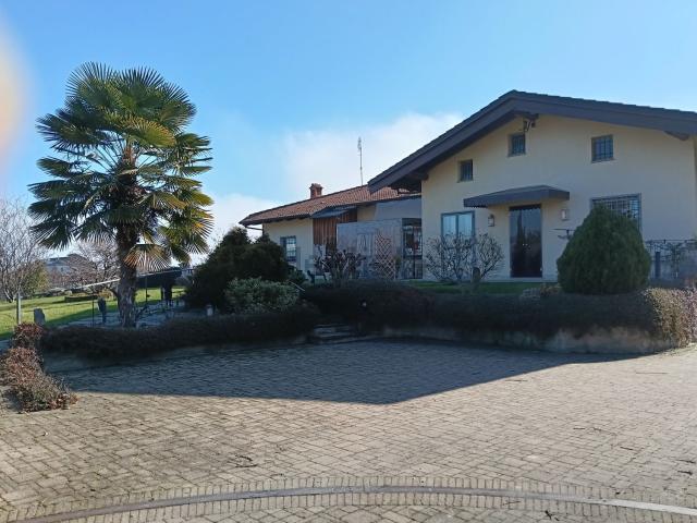 Villetta bifamiliare in vendita di 401 m² in Via Piasco, 55