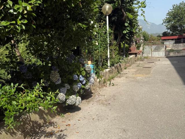 Villetta bifamiliare in vendita di 401 m² in Via Serino, 23