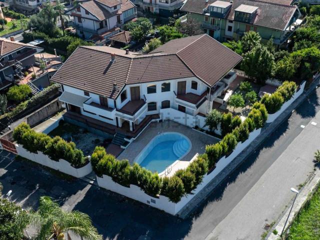 Villetta bifamiliare in vendita di 402 m² in Via Giovanni Pascoli, 19