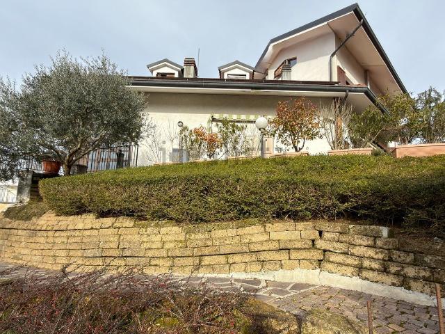 Villetta bifamiliare in vendita di 404 m² in Via Villaggio Belvedere, 14