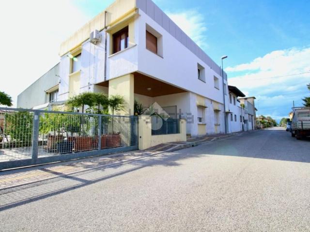 Villetta bifamiliare in vendita di 406 m² in Via Madonna del Podgora, 30