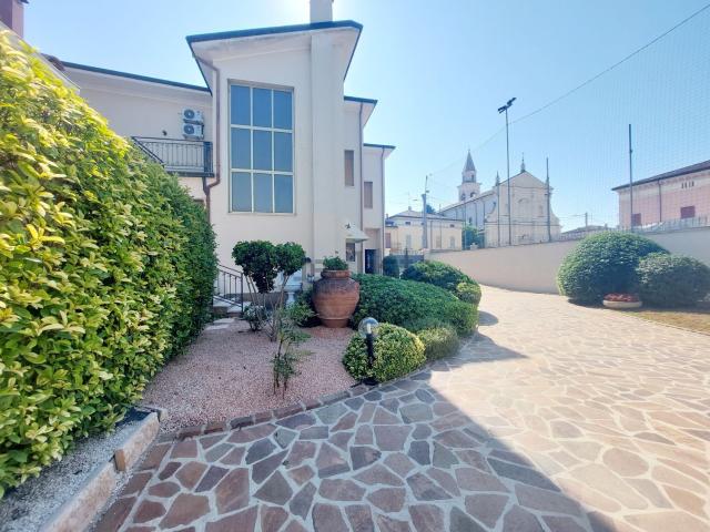 Villetta bifamiliare in vendita di 410 m² in Via U. Sabbadini