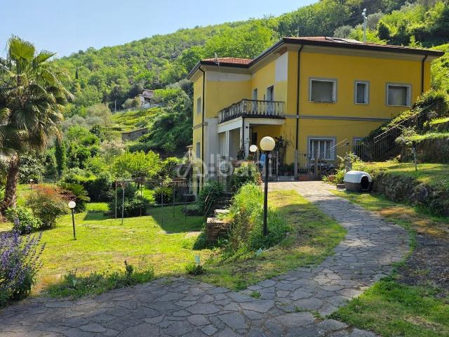 Villetta bifamiliare in vendita di 410 m² in Via B. Gazzoli
