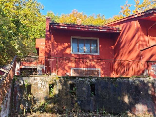 Villetta bifamiliare in vendita di 410 m² in Via di Monte Piccolo