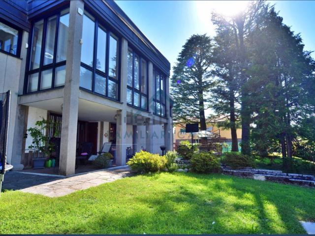 Villetta bifamiliare in vendita di 410 m² in Via Santa Maria