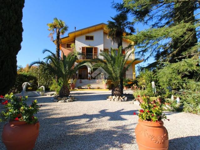 Villetta bifamiliare in vendita di 412 m² in Contrada Chiarino, 64