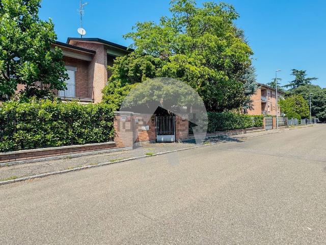 Villetta bifamiliare in vendita di 412 m² in Via Trilussa