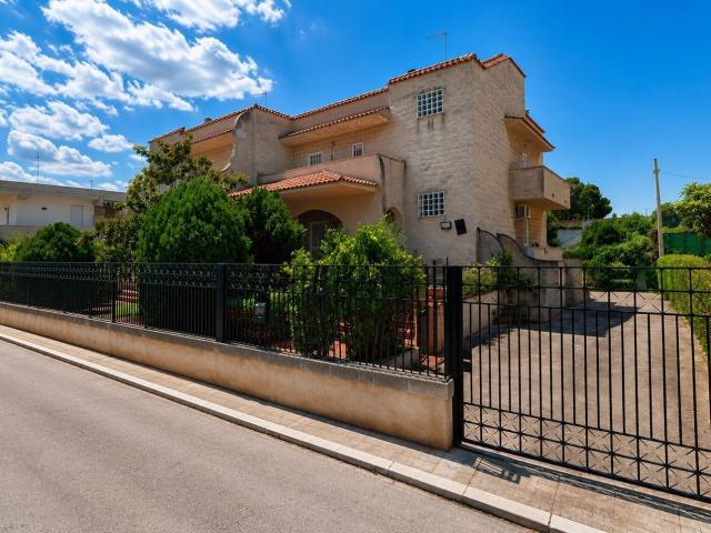 Villetta bifamiliare in vendita di 412 m² in Viale Cardinale B. della Cueva, 44