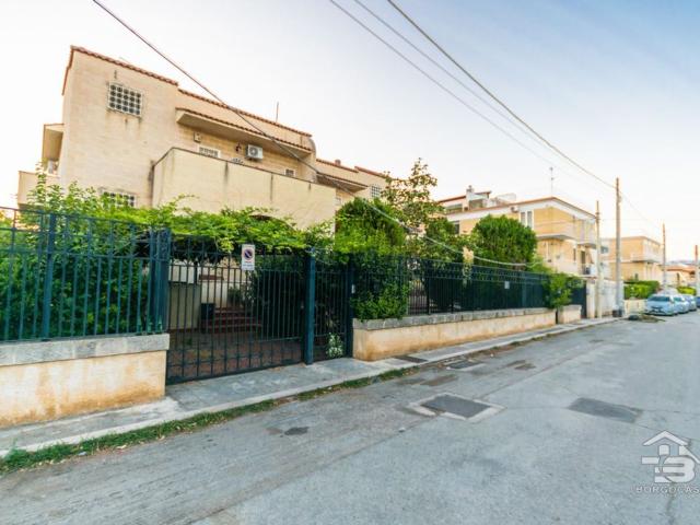 Villetta bifamiliare in vendita di 412 m² in Viale Cardinale B. della Cueva, 44