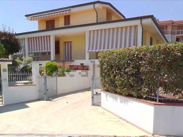 Villetta bifamiliare in vendita di 415 m² in Via Aldo Moro, 95