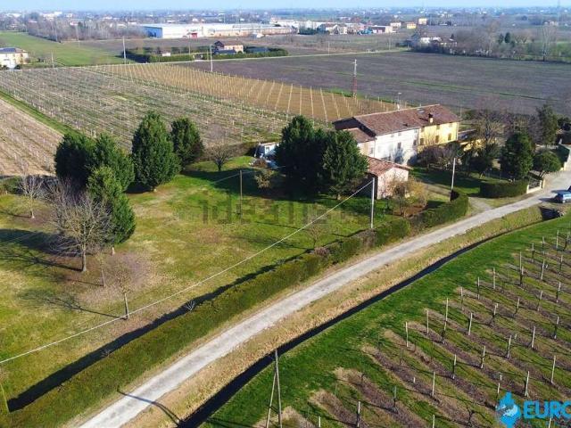 Villetta bifamiliare in vendita di 415 m² in Via della Rosa Parte Ovest