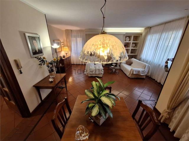 Villetta bifamiliare in vendita di 415 m²