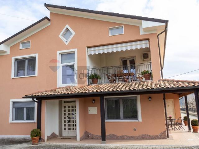 Villetta bifamiliare in vendita di 418 m²