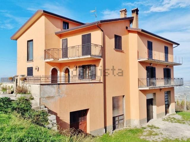 Villetta bifamiliare in vendita di 423 m² in Strada Statale 303