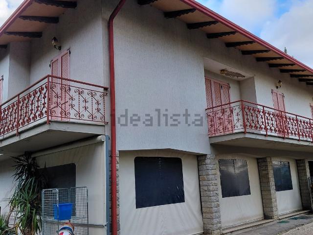 Villetta bifamiliare in vendita di 420 m² in Strada dei Brunelli, 2