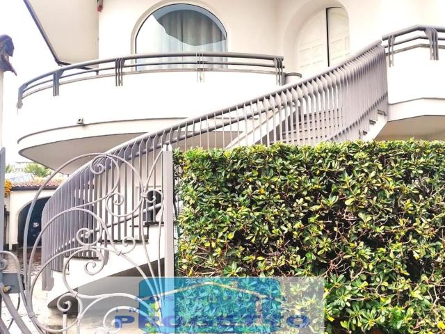 Villetta bifamiliare in vendita di 420 m² in Via VITTORIO EMANUELE