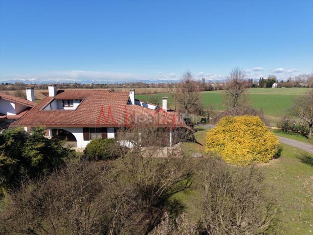 Villetta bifamiliare in vendita di 420 m² in Via Adria