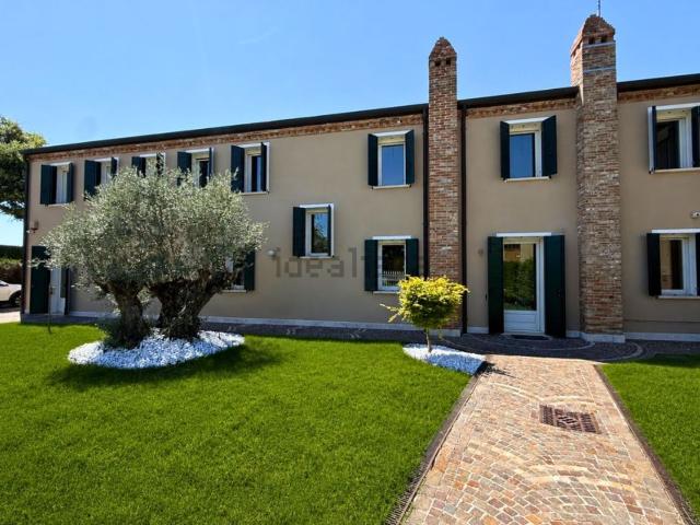 Villetta bifamiliare in vendita di 420 m² in Via Fratelli Cervi