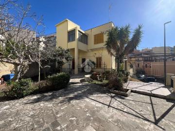 Villetta bifamiliare in vendita di 420 m² in Via Friuli, 16