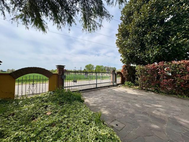 Villetta bifamiliare in vendita di 420 m² in Via Longarola, 7