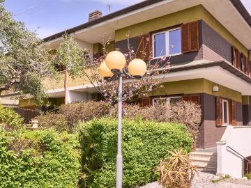 Villetta bifamiliare in vendita di 420 m² in Via Marche, 23