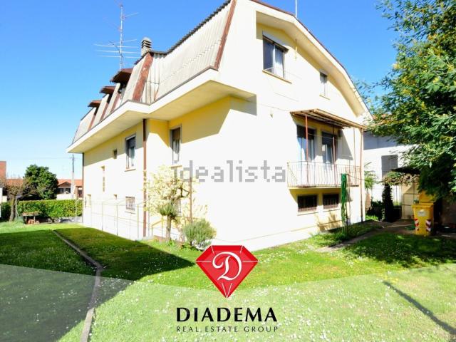 Villetta bifamiliare in vendita di 420 m² in Via Montebello, 13