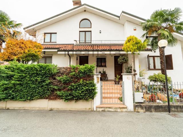 Villetta bifamiliare in vendita di 420 m² in Via Neretto