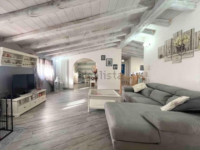 Villetta bifamiliare in vendita di 420 m² in Via Paolo Cima, 19020