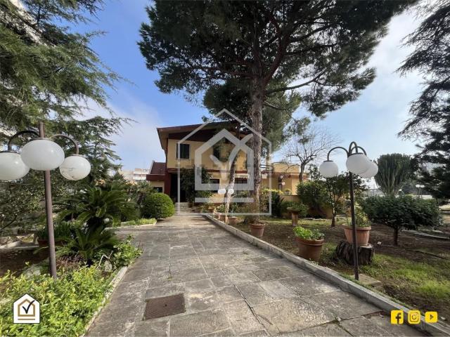 Villetta bifamiliare in vendita di 420 m² in Via Pietro Capruzzi, 8