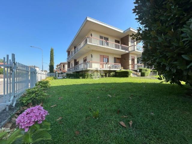 Villetta bifamiliare in vendita di 420 m²