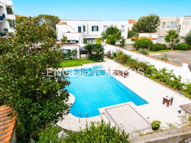 Villetta bifamiliare in vendita di 422 m² in Viale di Antignano
