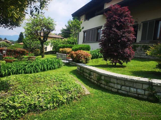 Villetta bifamiliare in vendita di 425 m² in Via Alfredo Piatti
