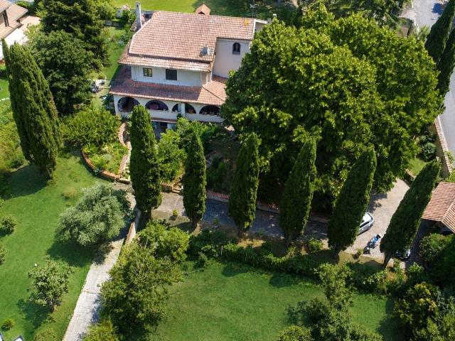 Villetta bifamiliare in vendita di 429 m² in Via Paolo Monelli, 14