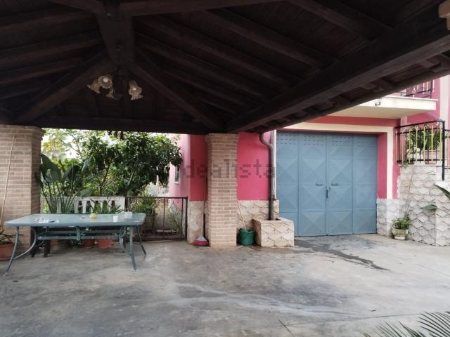 Villetta bifamiliare in vendita di 430 m² in Contrada Colle Pero