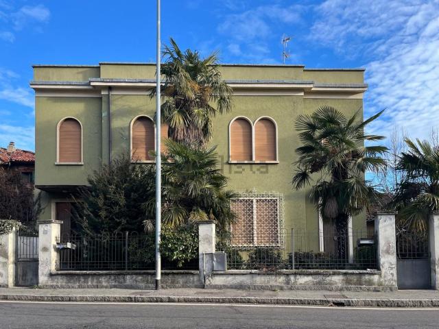 Villetta bifamiliare in vendita di 430 m² in Via Varese, 35
