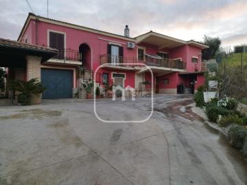 Villetta bifamiliare in vendita di 430 m² in Via Colle I
