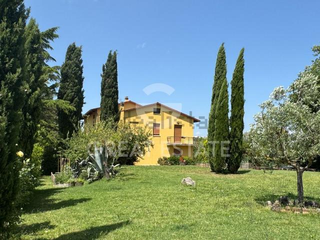 Villetta bifamiliare in vendita di 437 m² in Via Ferrer