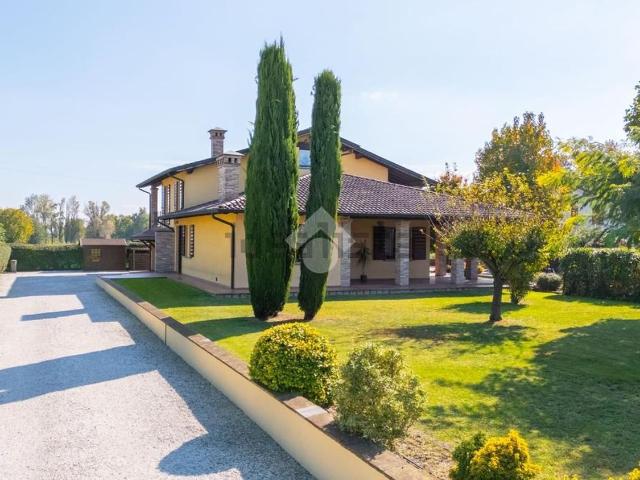 Villetta bifamiliare in vendita di 438 m² in Via F. Cavatorti, 21