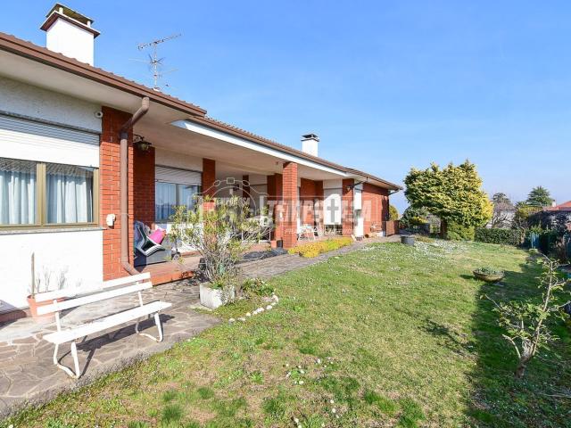 Villetta bifamiliare in vendita di 540 m² in Via Don Luigi Sturzo