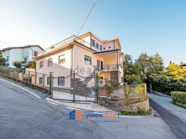Villetta bifamiliare in vendita di 540 m² in Via Jacopo della Quercia