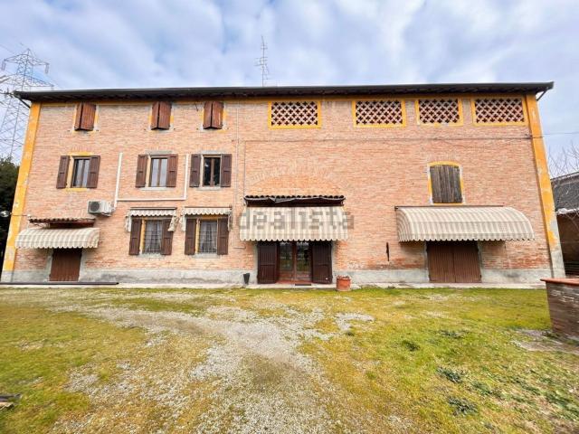 Villetta bifamiliare in vendita di 540 m² in Via Silvino Folloni
