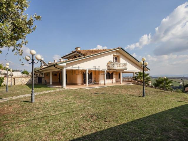 Villetta bifamiliare in vendita di 544 m² in Via Venezia Giulia, 42