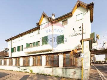 Villetta bifamiliare in vendita di 548 m² in Via Arcangelo Corelli, 31