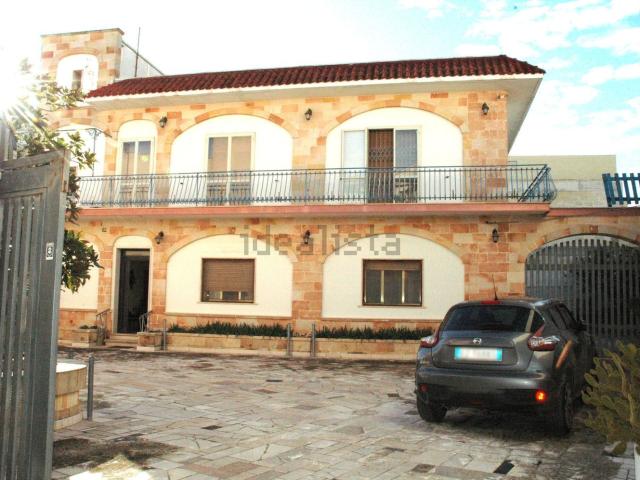 Villetta bifamiliare in vendita di 549 m² in Via Castelli, 23